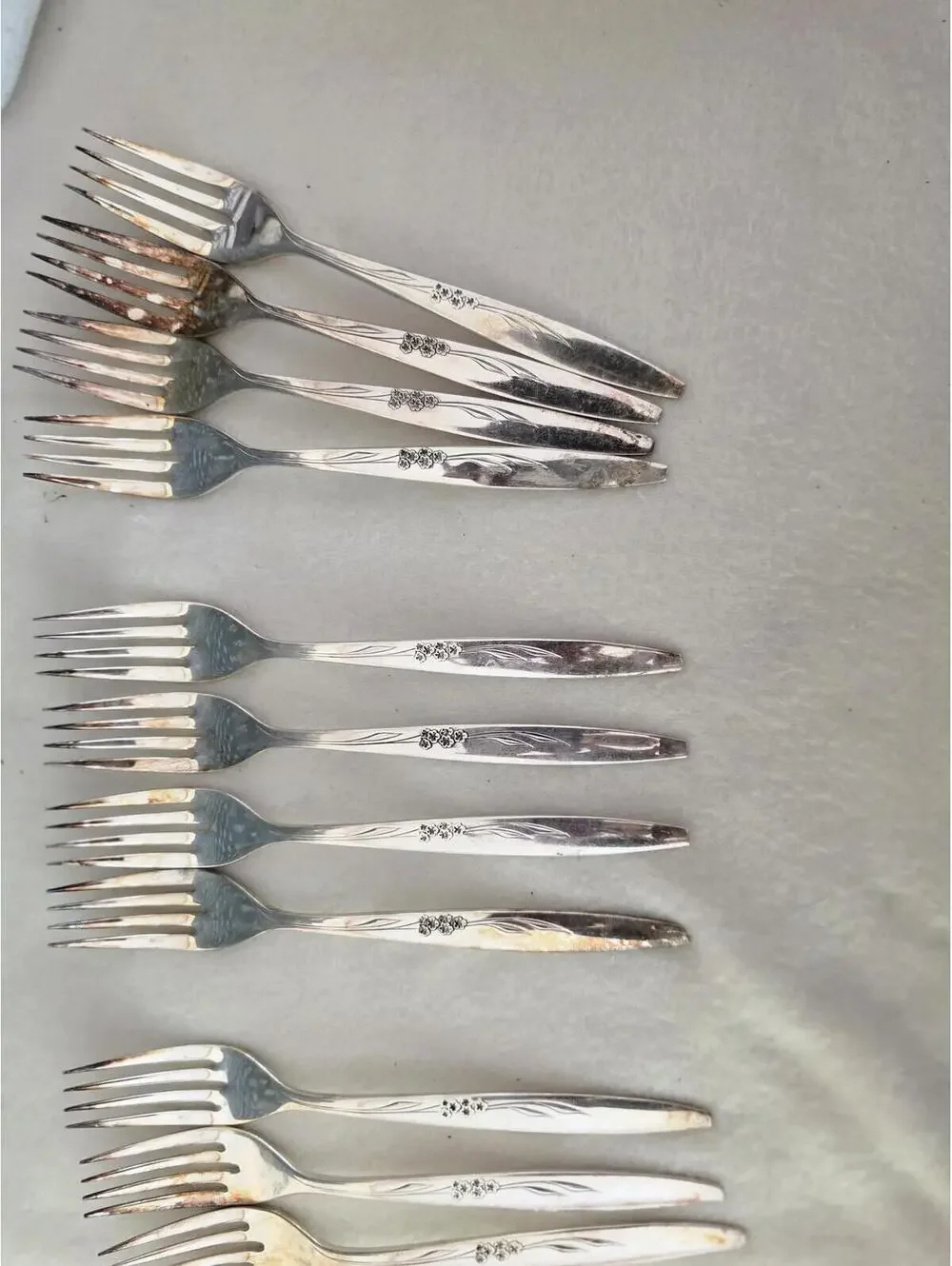 Oneida Gentle Rose Silverplate Salad Forks Set of 4 6 3/8